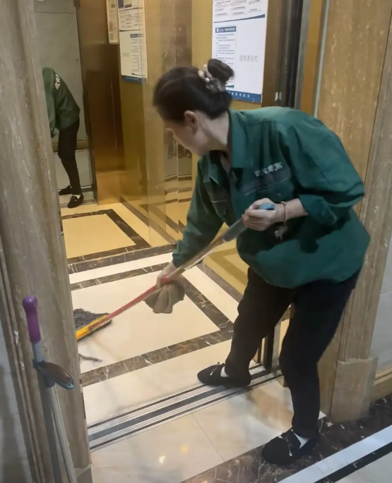 我们酒店来了一个保洁阿姨，专门负责走廊和电梯，今年57岁了，是退休后再就业的，工