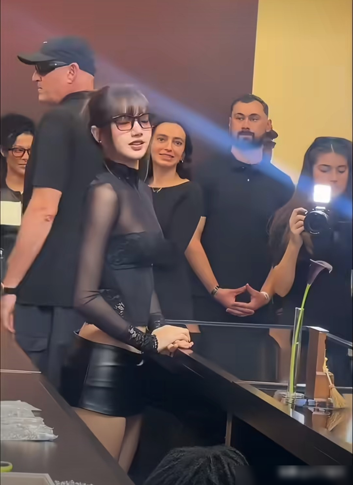 Lisa这张生图，把人间芭比四个字彻底撕碎了。9月27号VMA，她穿着蕾丝抹胸配超短黑皮裙，黑框眼镜