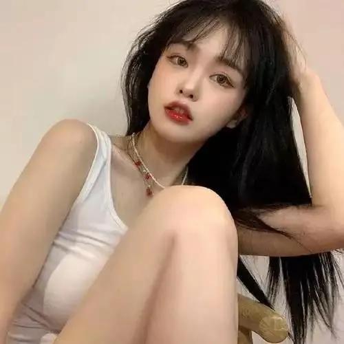 清新少女，白衣飘飘，红唇微抿，优雅动人温柔白裙少女白裙少女感清秀美少女海边