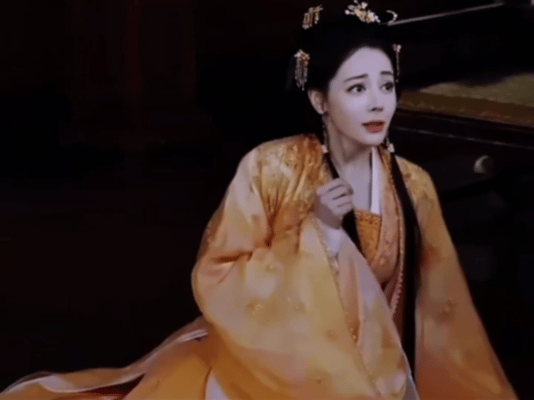 迪丽热巴这段演技被审判了，网友说演技一直稳稳地没有进步……