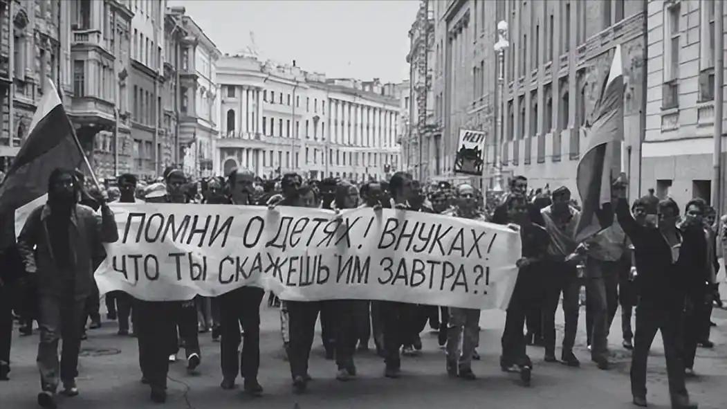 很多人聊起苏联解体，总觉得是老美用“星球大战”计划把苏联拖垮了，或者是油价造成的