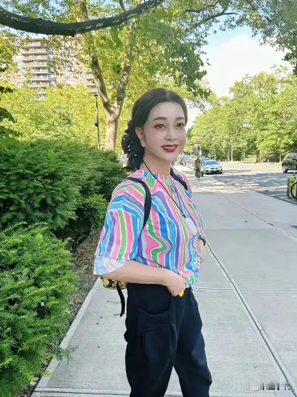 说她是娱乐圈内装嫩扮靓第一人，一点都不为过，看她这身行头，这份灵动，真不敢相信她