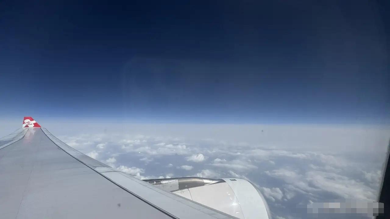 我用15块钱在机场肯德基买了个汉堡，想着飞机上能垫一口。结果刚坐下没两分钟，空姐