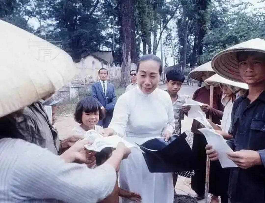 南越差点成为韩国，幸好北越军民英勇，统一了越南，大部分南越资本家携款逃了，带着黄