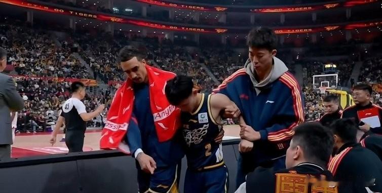 惨！广东男篮一个回合两人受伤！第三节最后2分08秒，徐杰回防时不慎踩到了队友