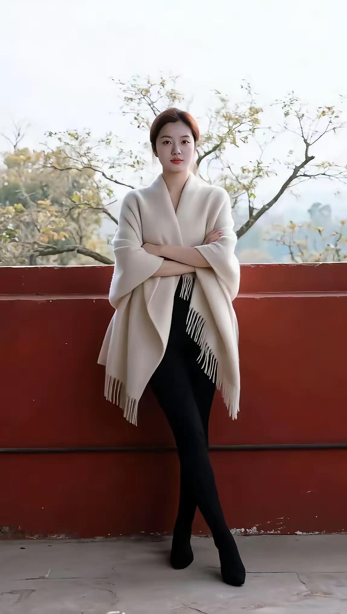 红墙映绿树，美人倚栏思。（图源自网络）