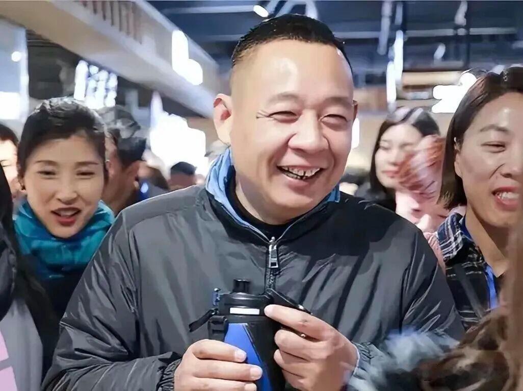 于东来甩出“我现在没钱，钱都分完了”，短短几个字，直接把传统老板的财富逻辑打翻在