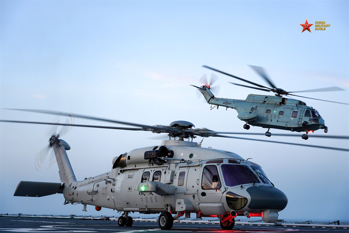 #中国海军奋进新时代#海空铁翼｜海军直-20J型和直-8C型舰载直升机从两栖攻击舰甲板上起降。这张直