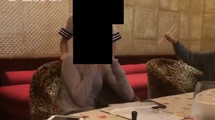 爱泼斯坦案少女水手服跪地画面曝光 美司法部确认其为未成年受害者