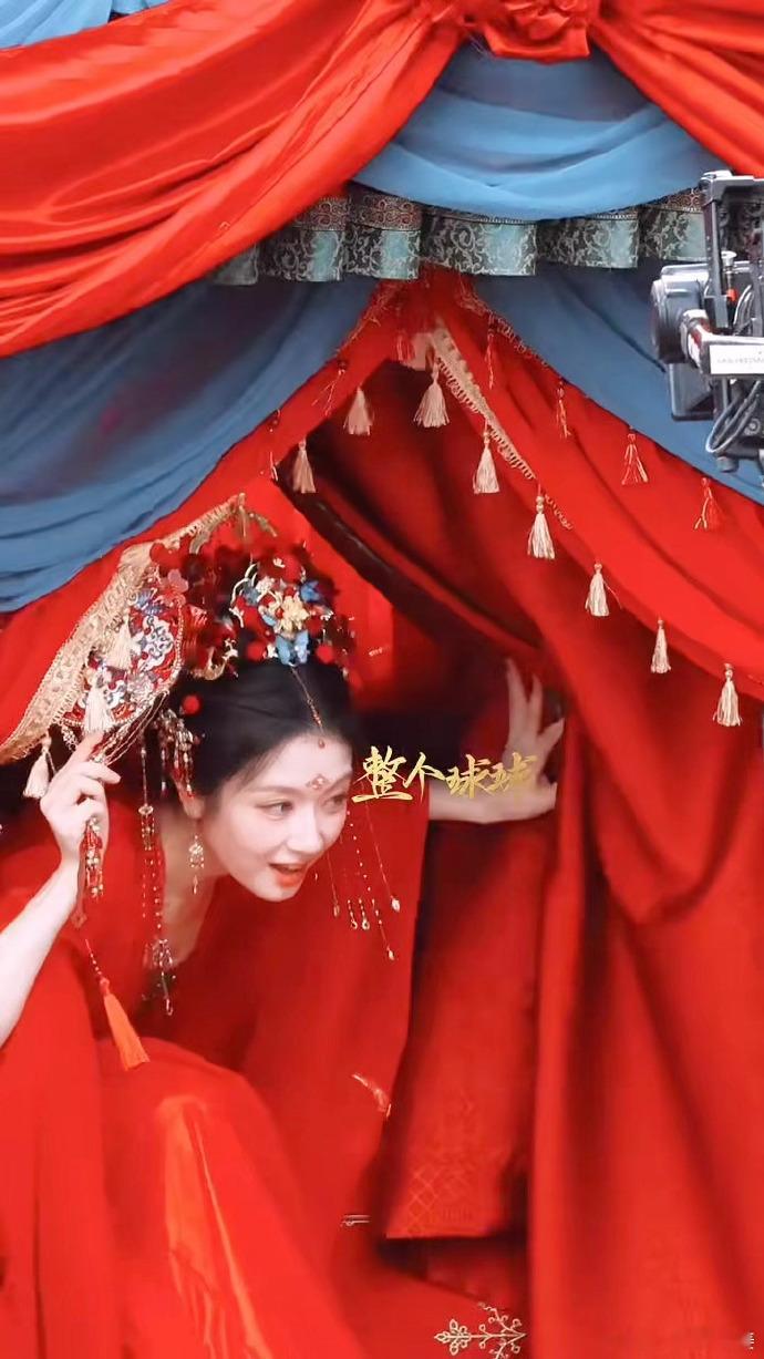 李兰迪千云兮出嫁造型李兰迪这组大婚路透氛围感好足，凤冠霞帔下眼神灵动又清澈​