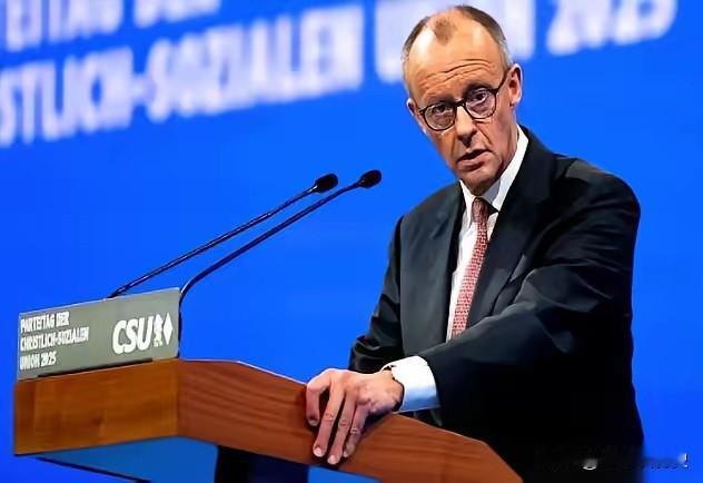 我天，德国总理这是把桌子给掀了啊。直接当着全欧洲的面，指着普京说他是希特勒，又扭