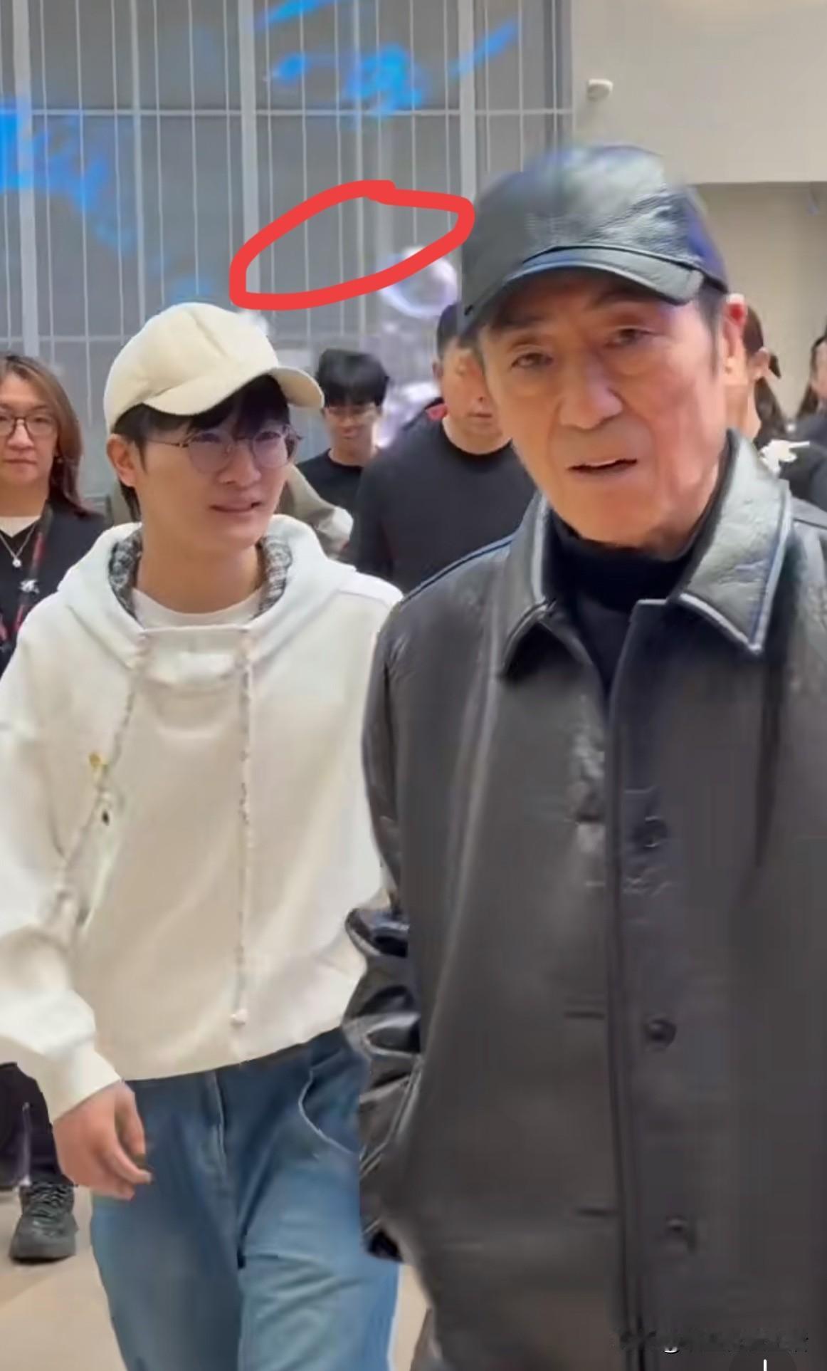 “老谋深少”：周深成了张艺谋的“小跟班”？这一黑一白的同框，太逗了！瞧，严