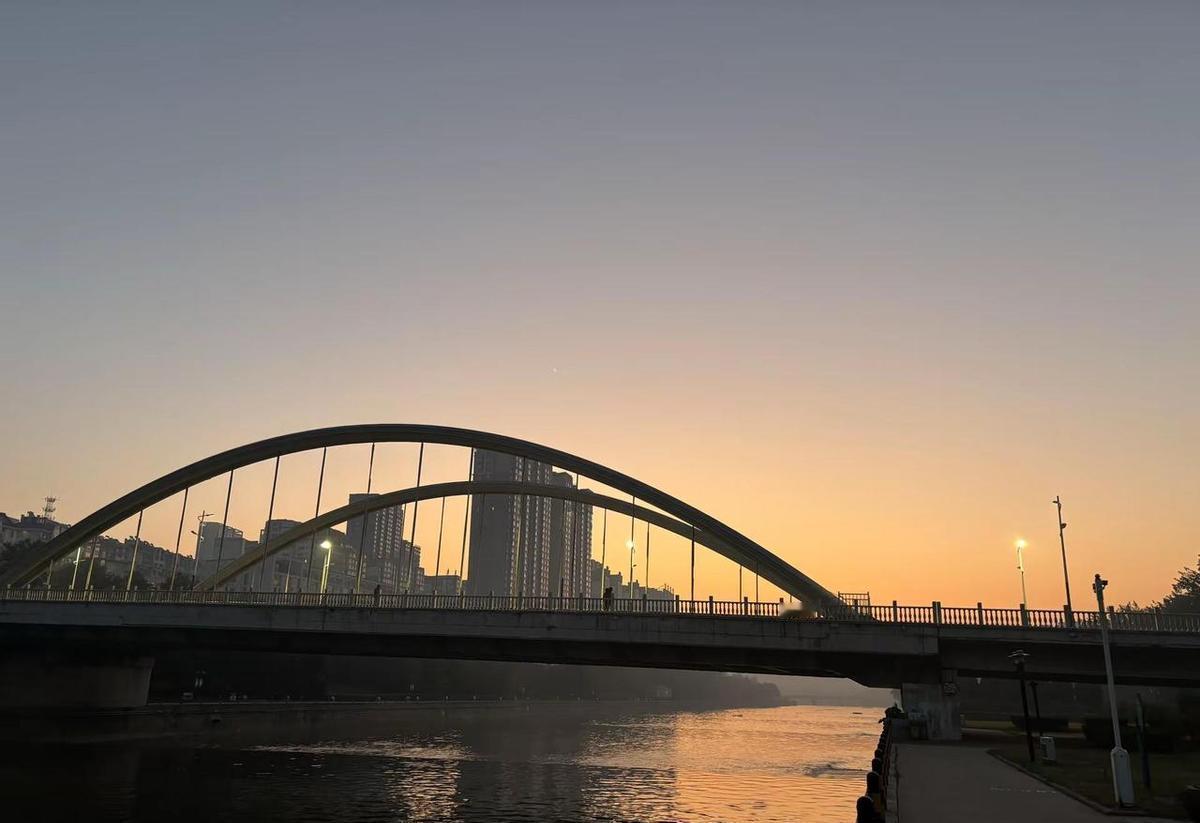 十月一到，天就凉了，炉子不等人。风偷了衣裳，雪落头上，也不吵。冬天不讲道理，