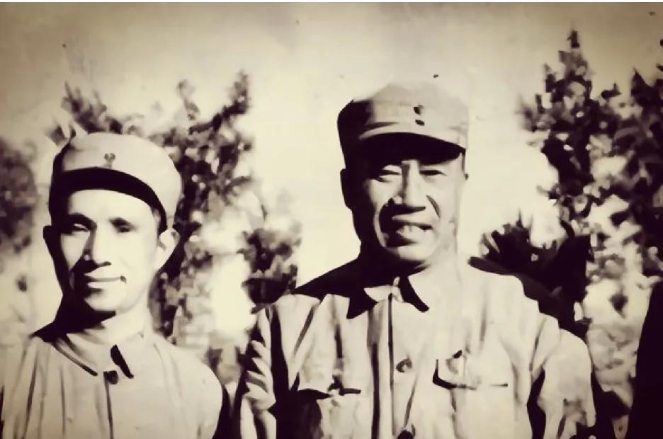 照片中，“红军之父”与“七战七捷”的将军并肩而立，虽画面已泛黄，却难掩他们的熠熠