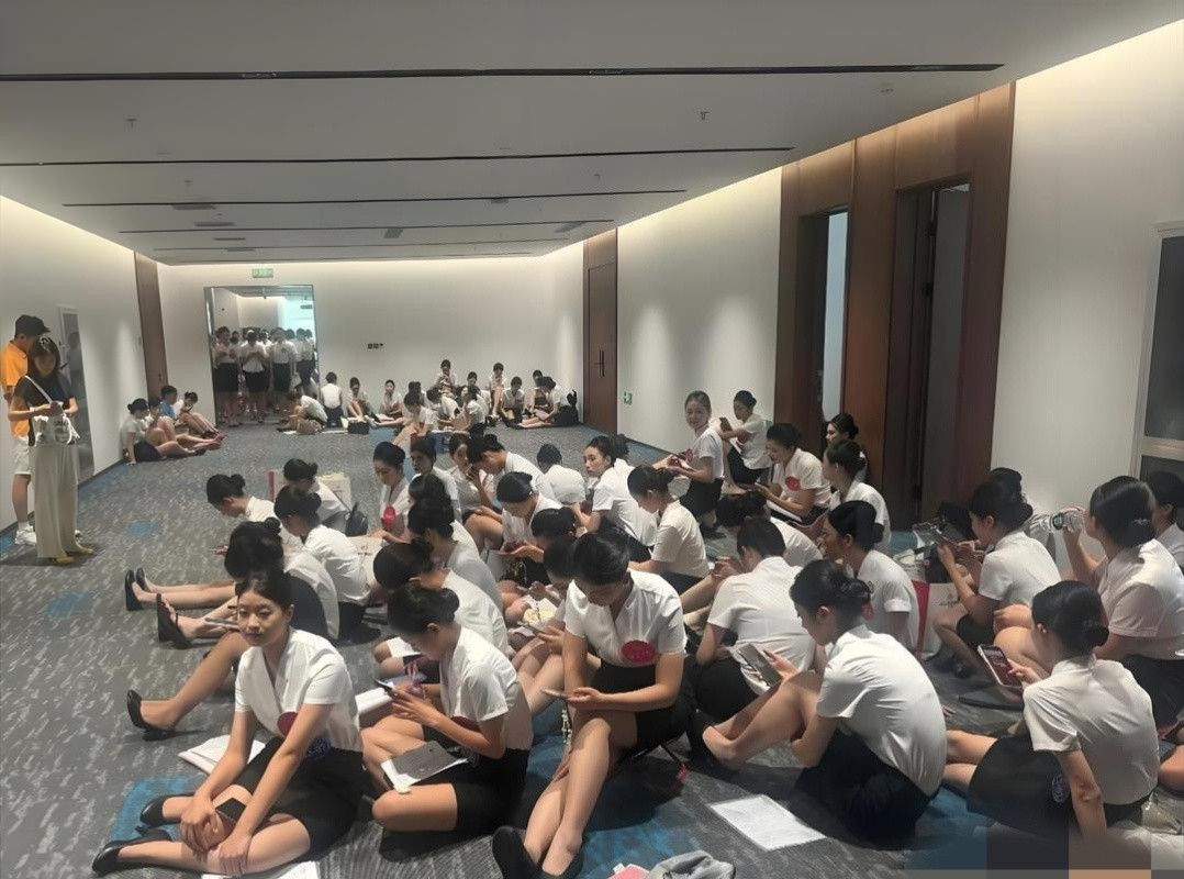 等待面试的空姐排大长队喽