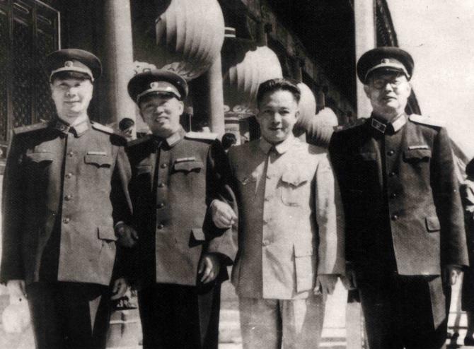 1959年10月，参加国庆十周年观礼，四位老革命在天安门合影。左一是开国上将杨成