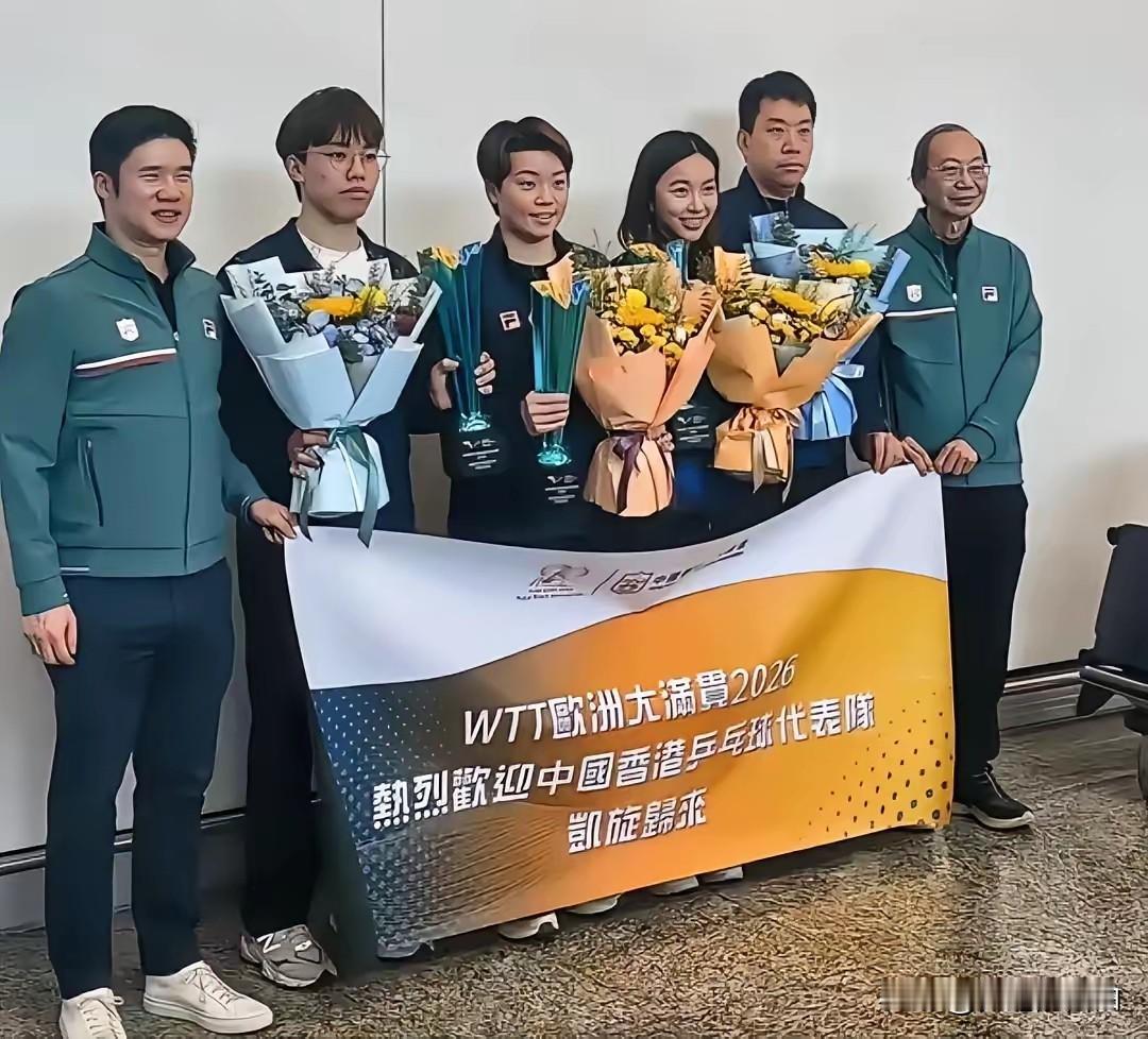 这下好了！杜凯琹真的愿望成真了！他们回到香港机场，有球迷前来接机，队员们也出