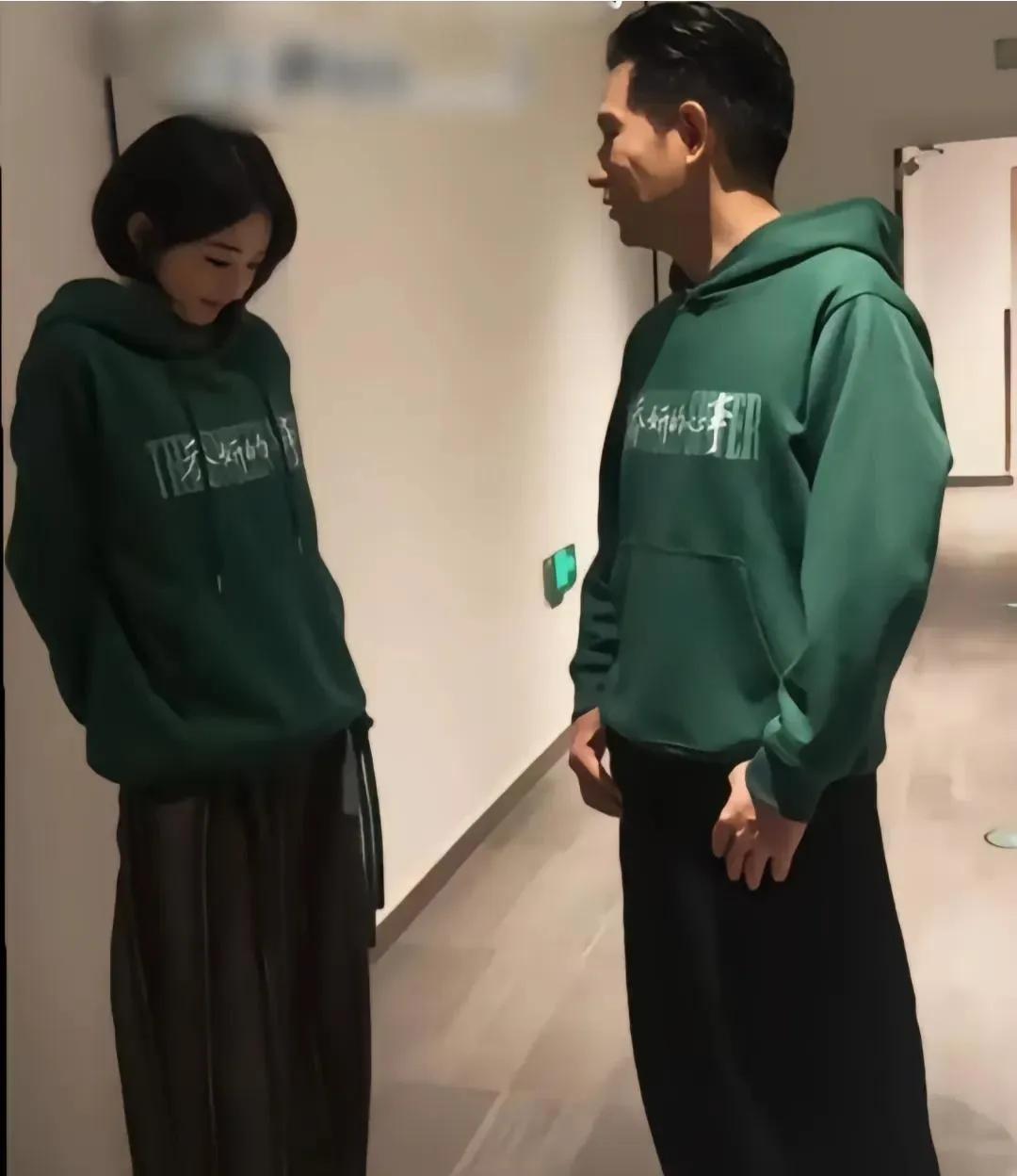 赵丽颖这低头含笑的样子，难道不是爱情？在赵德胤面前，她不再是冯绍峰妈妈眼里的赵