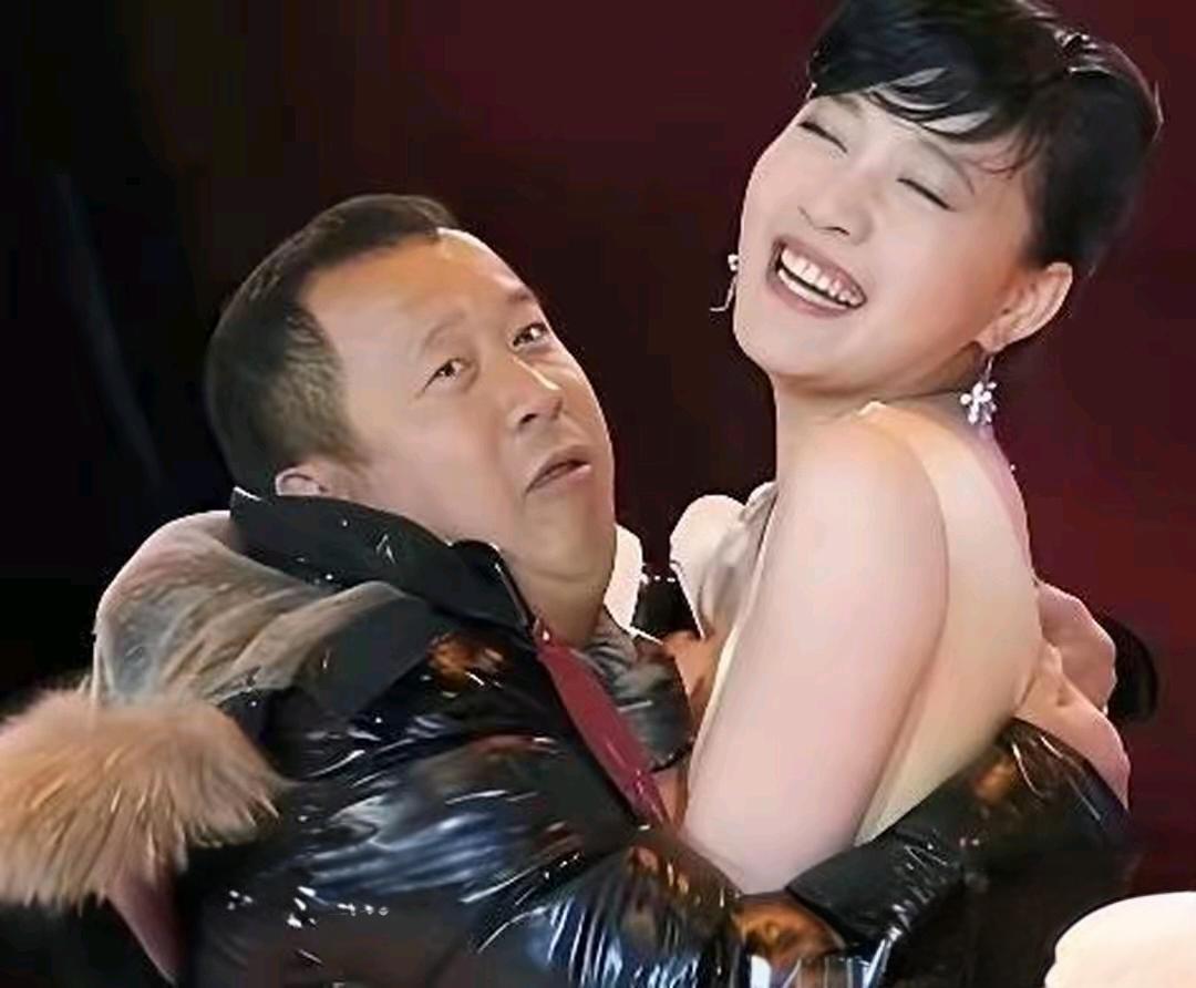 曾志伟这个拥抱，看得人浑身不舒服。新人不懂事情有可原，可他在娱乐圈摸爬滚打