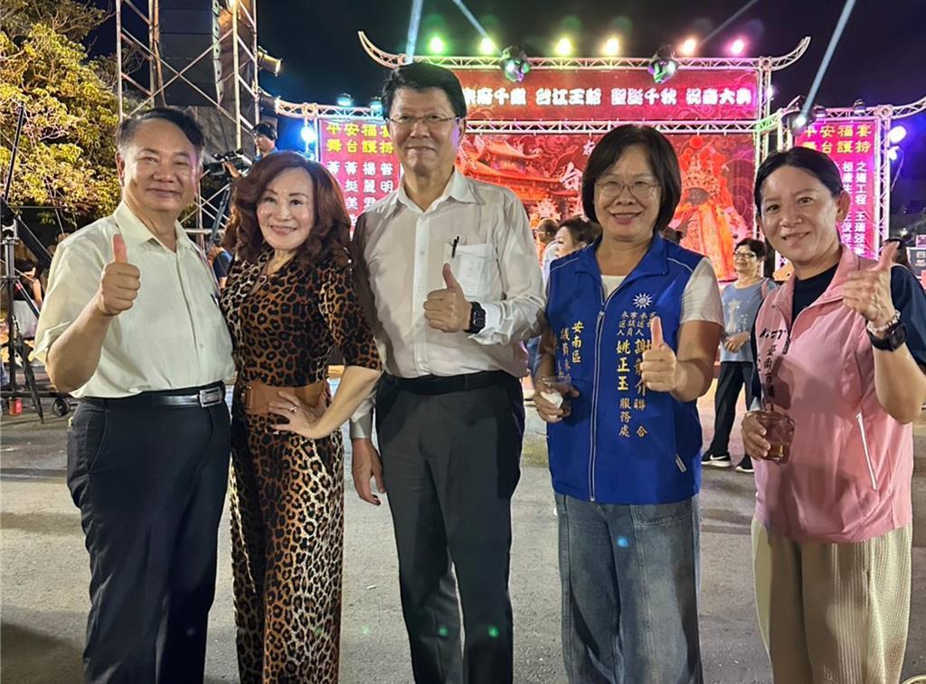 7月21日晚间，国民党台南市长参选人谢龙介前往安南区台江代天府，借由平安宴活动展