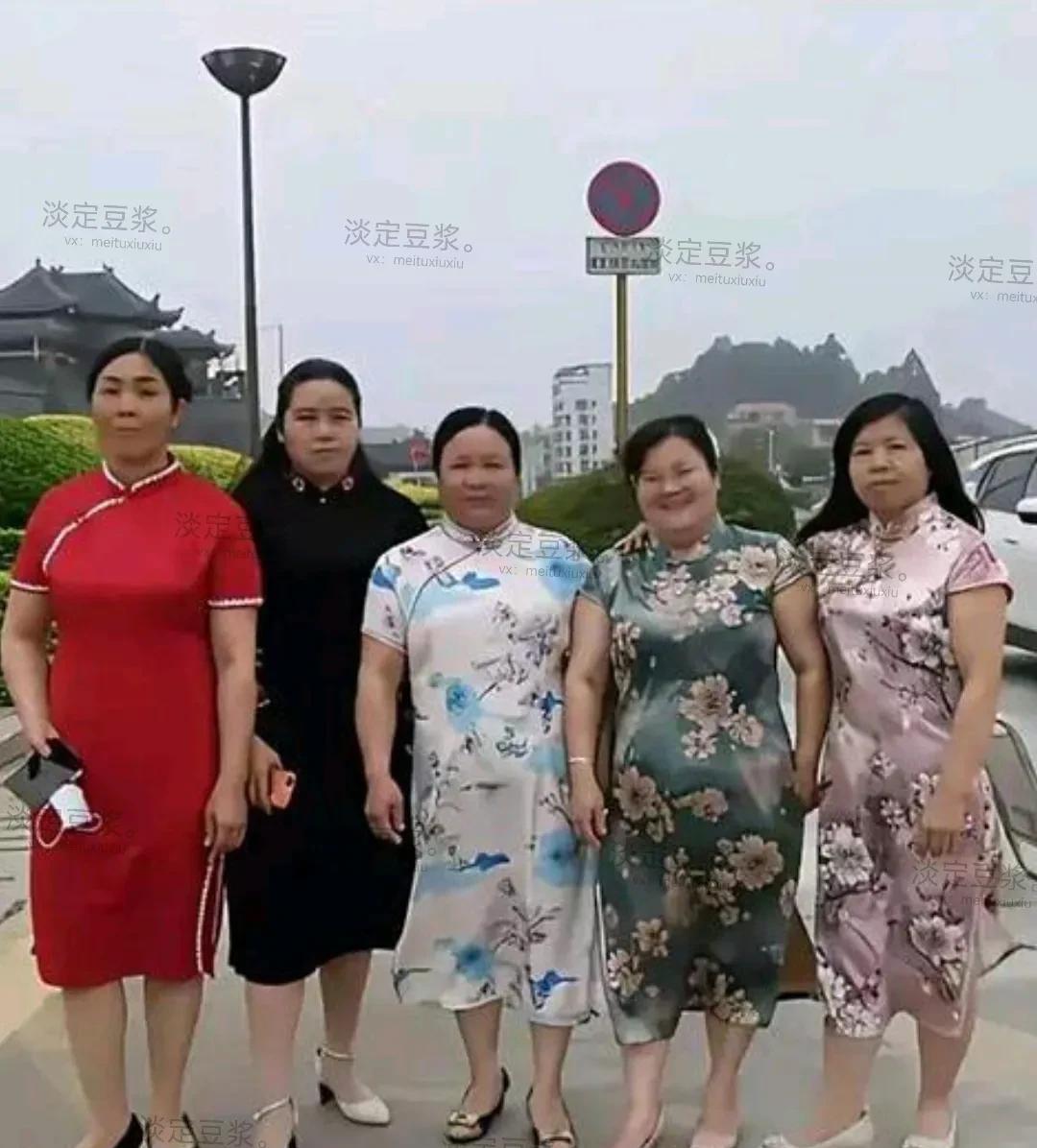 才刚看评论有人说，她们都胖成这样了，上下都一边粗了还穿件旗袍真难看。我倒觉得她们