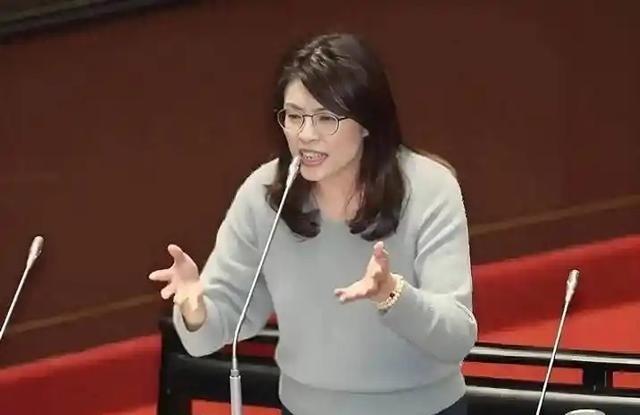 幻想丢掉，台湾蓝营终于摊牌了，郑丽文公开拒绝“一国两制”，不再模糊回避，这记重拳