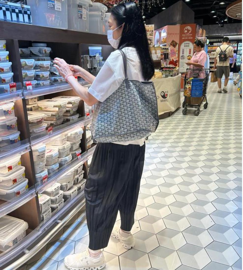 刘德华妻子朱丽倩逛超市，60岁的她头发乌黑，背一万的包很朴素娱乐