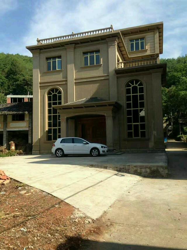 贵州自建4层农村别墅 挂石材就花150万 父母却住一旁破旧老屋?