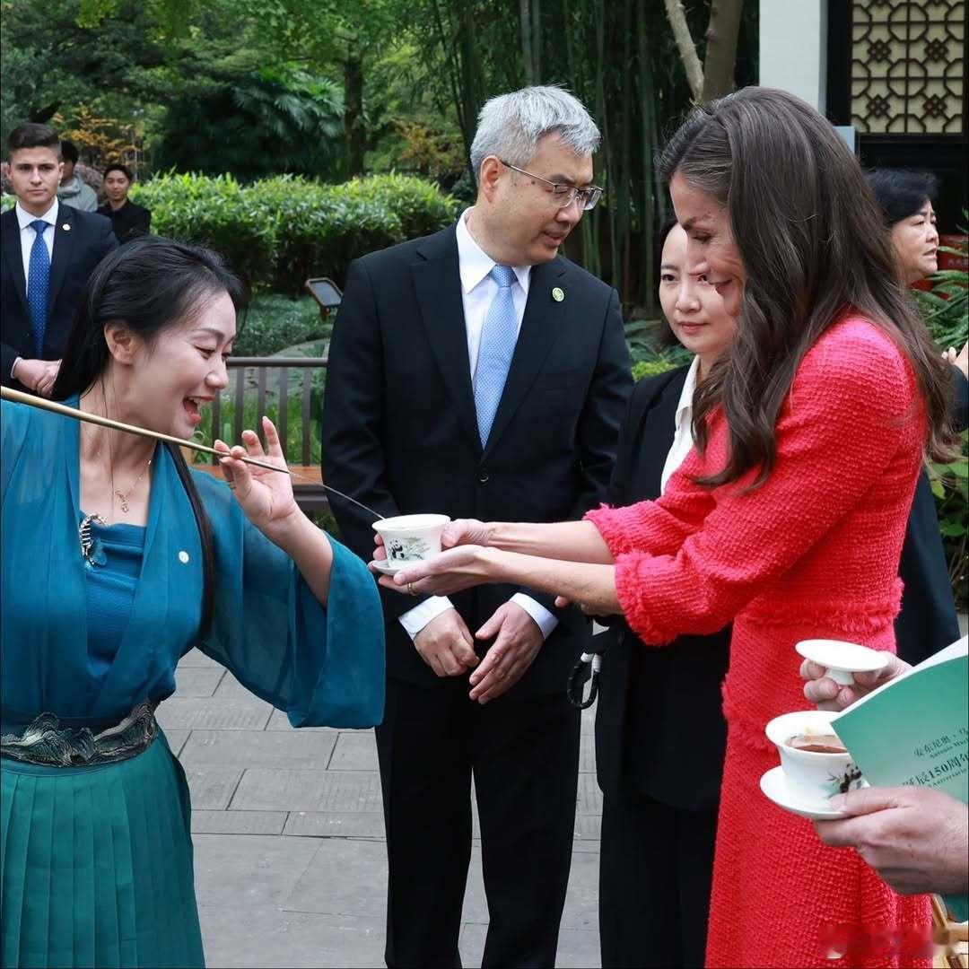🇪🇸🇨🇳西班牙王后表示太好喝啦，请再来一杯他们现在已经在北京啦～今晚准