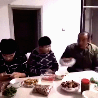 爆笑GIF: 妹子, 没事逗猪干嘛呢?