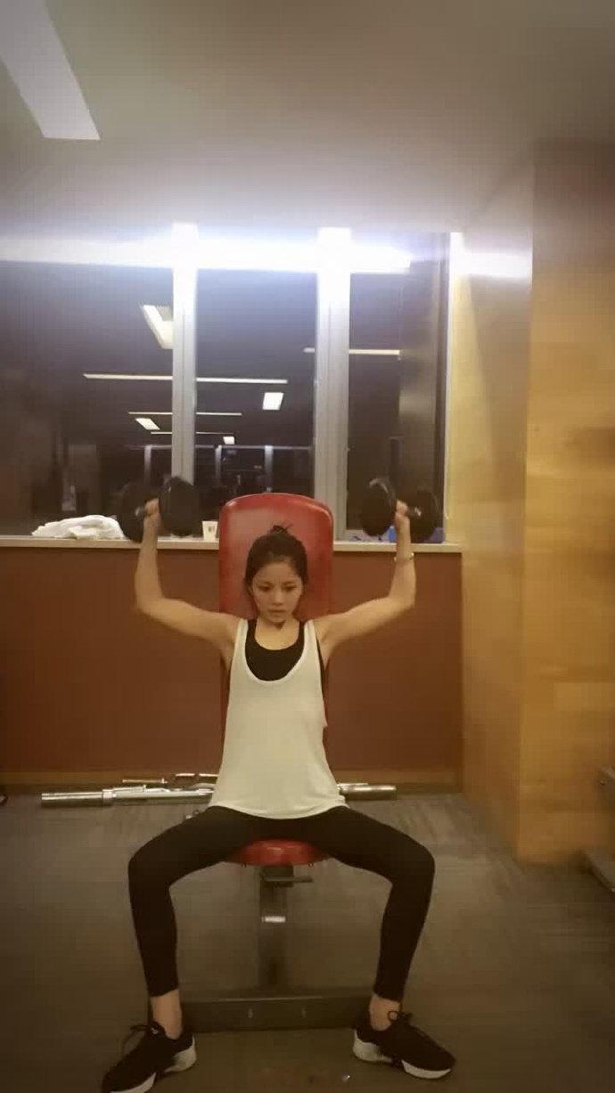 王灿自曝最瘦时75斤发博晒旧照，直言太瘦不好看：“刚刚翻手机翻到我最瘦的时候