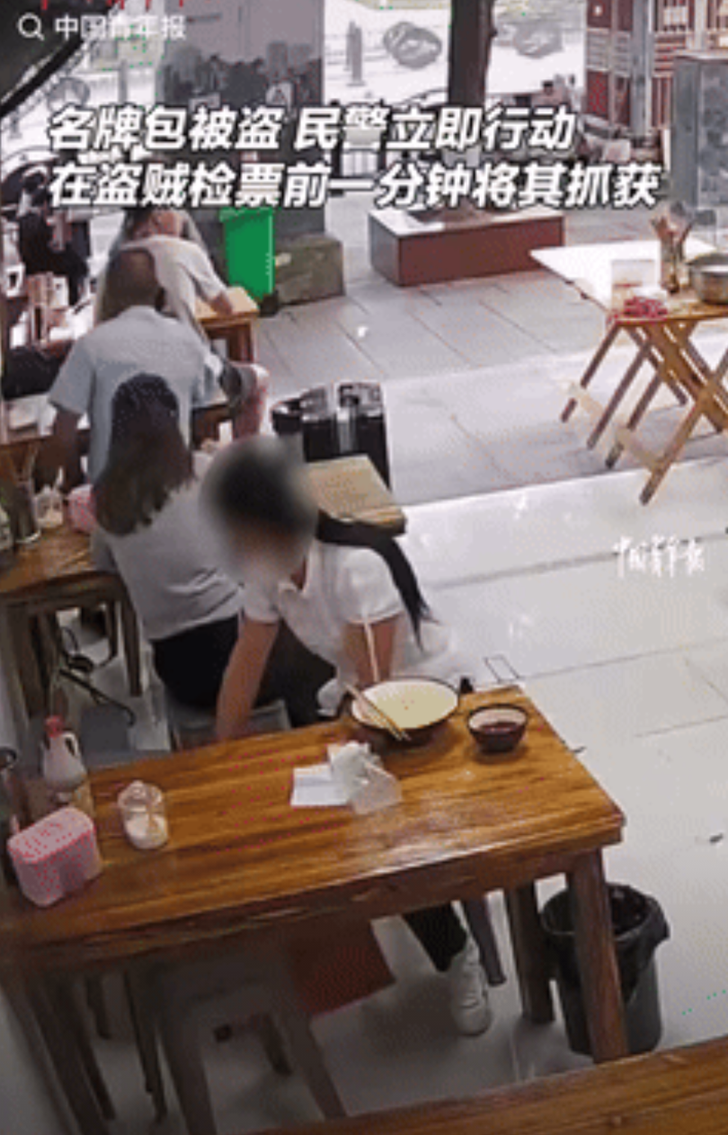 “解气了！”贵州南明，一女子在饭店就餐时，发现身后女子背了个名牌包，她趁其不备将
