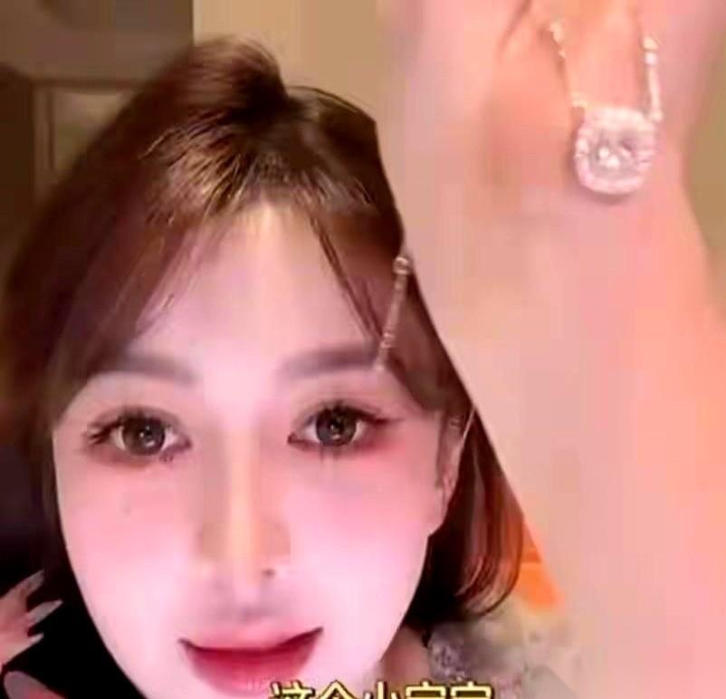 孩子的哭声，隔着两道门，还是刺穿了直播间的美颜滤镜。那一瞬间，她脸上闪过的一丝