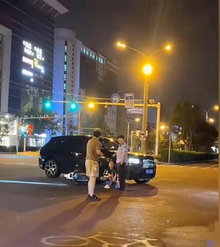 北京库里南车主怒骂电动车主的视频火了，起因是他新买的库里南被超速闯红灯的电动车撞