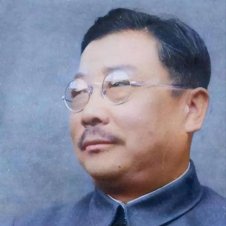 1949年，李克农突然笑问毛主席：“主席，你知道美国总统每天上班后的第一件事是什