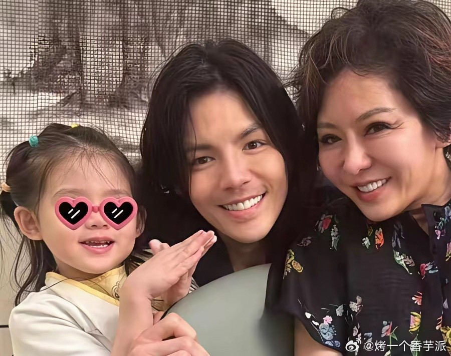 向佐家的宝贝孙女颜值绝了，把家里三代人的好骨相都继承了，6岁身高就特别抢眼。