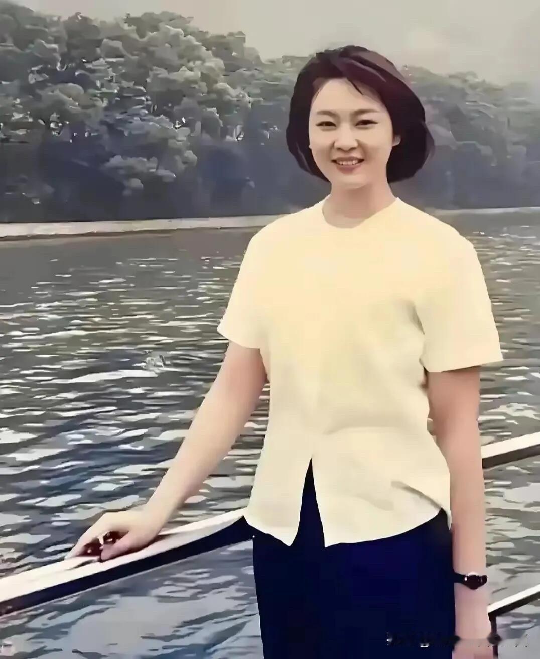 所谓明星的颜值大多数时候是吹捧的吧，你看年轻时候的李胜素很一般，根本就和漂亮不沾