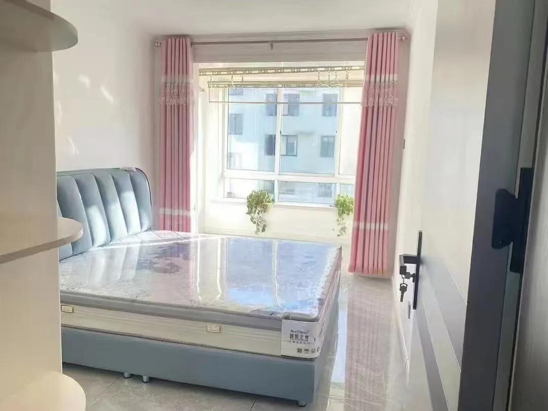 伙计们子在青岛的一个小镇上有一套房子，这个房子当时花了65万买到手，当时为了这个