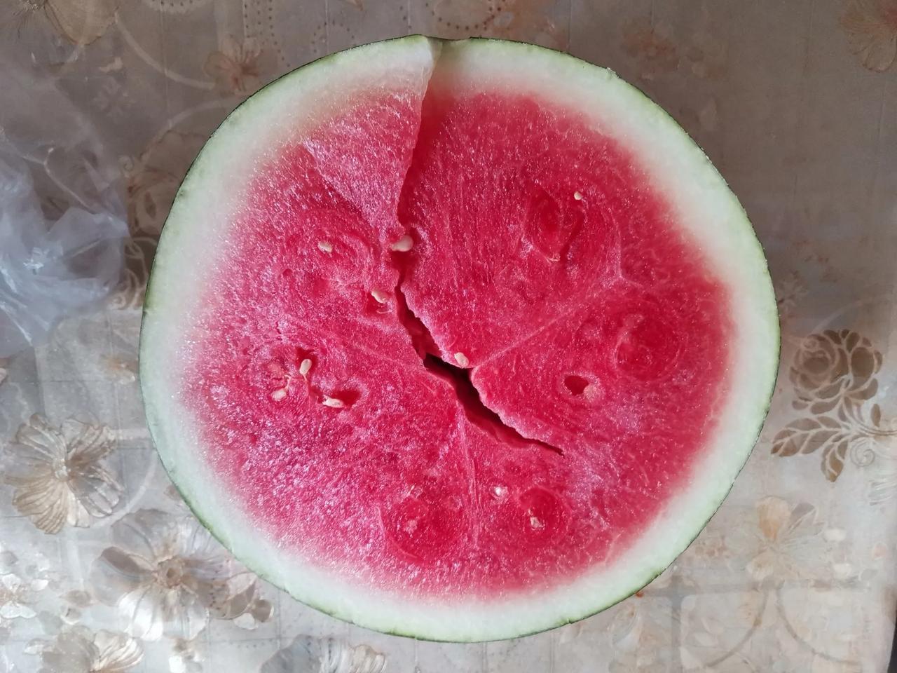 冷藏过的隔夜西瓜，到底要不要把表层切走才可以吃？昨天买了一个大西瓜，三个人吃