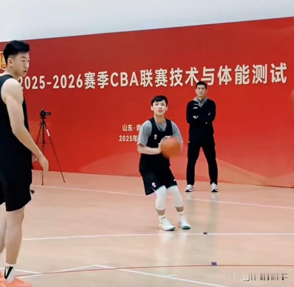 徐杰果然还是稳啊，三分球越来越稳定了。体测三分投篮连中15个，新赛季看来要成为