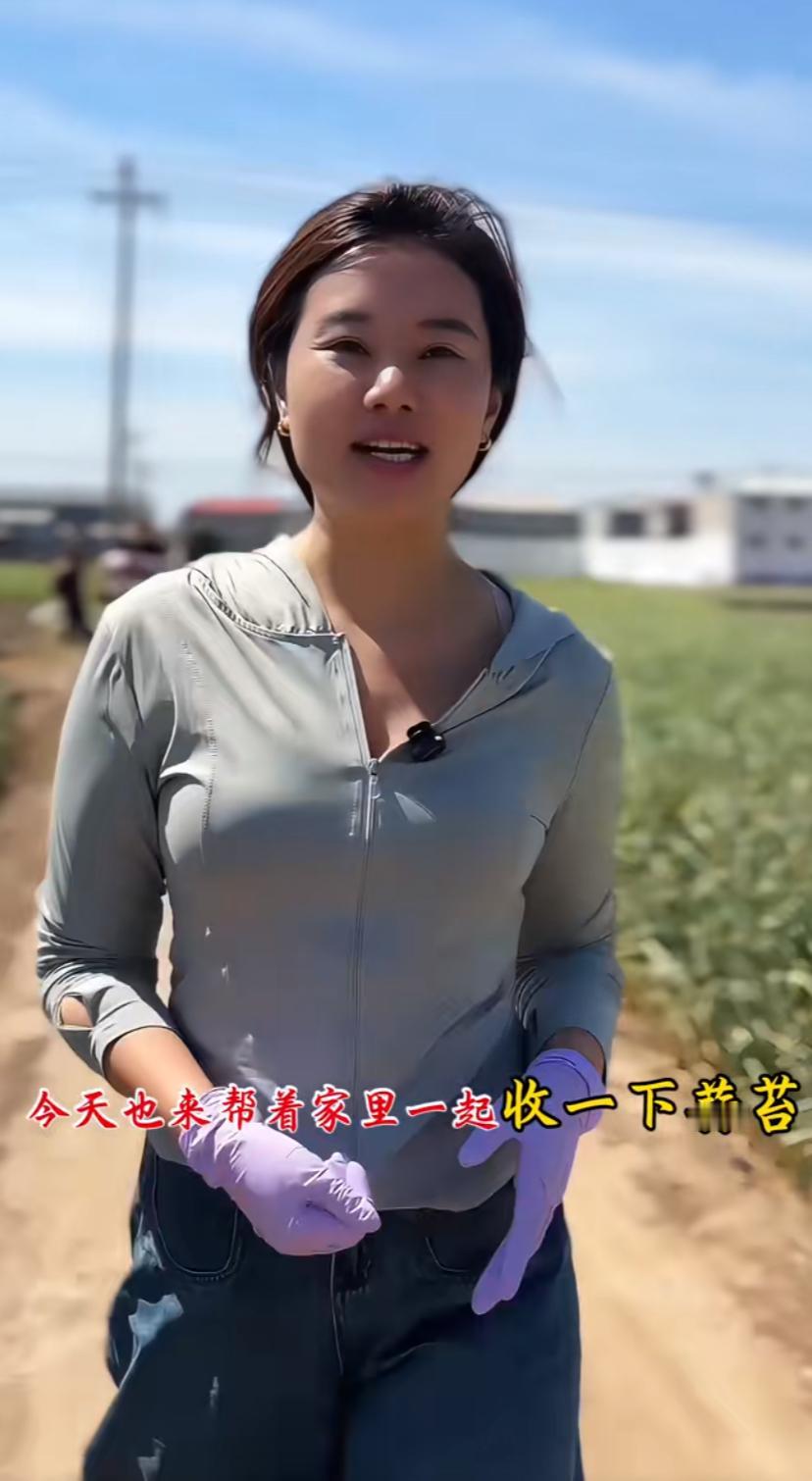 今年的农民又辛苦了！杨妞花虽然已经是网红了，但农忙时候也会下地帮忙，看她抽蒜苔绑