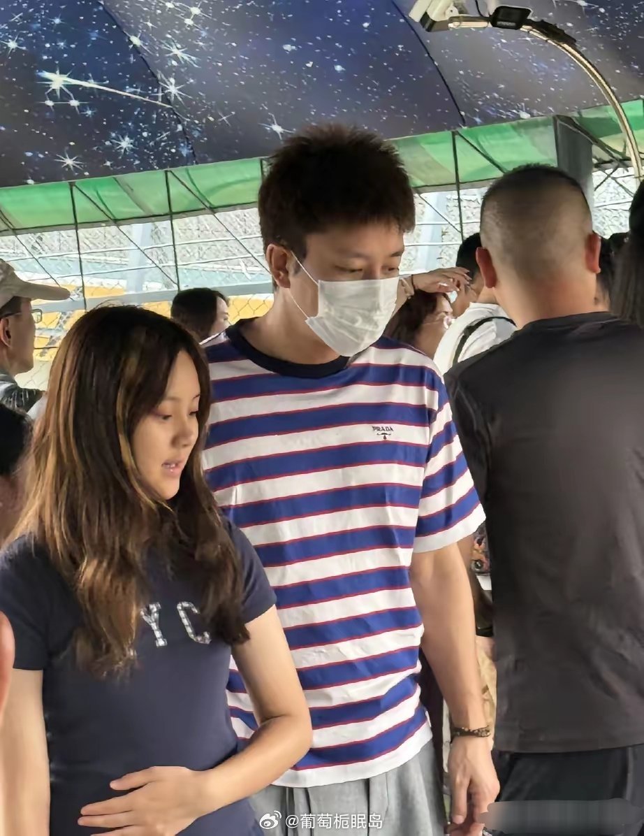 8月2日，贾乃亮与甜馨回到哈尔滨老家游览东北虎林园，甜馨长高了，但腿型不好看，大