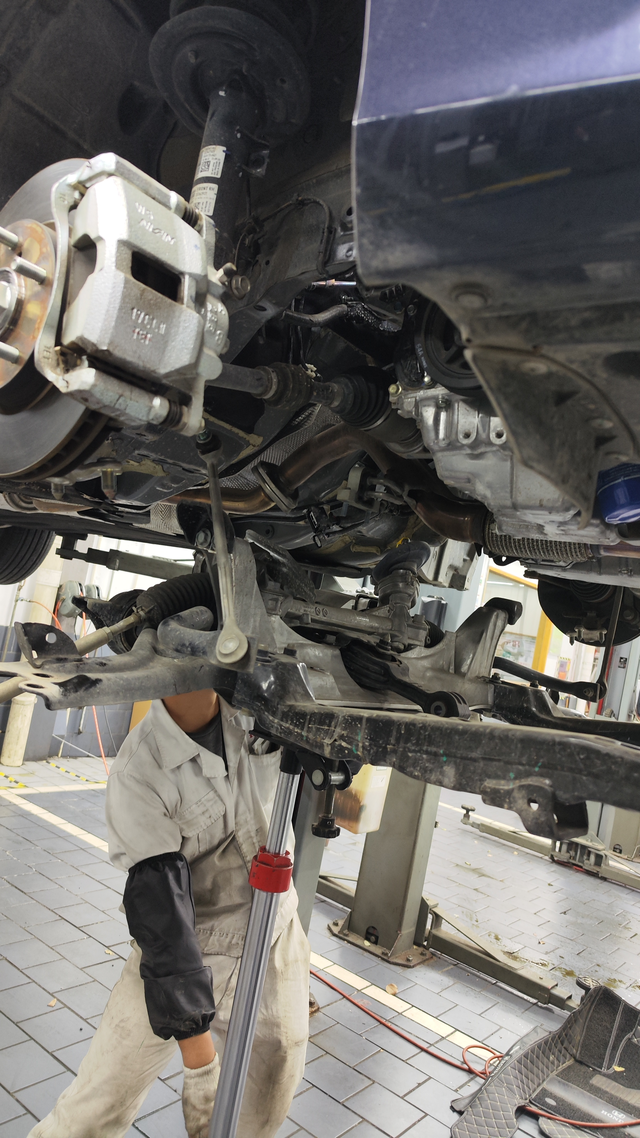 十一代思域方向机不到一年，方向机转向有卡顿，去4儿子店拍视频给厂家，免费更换了