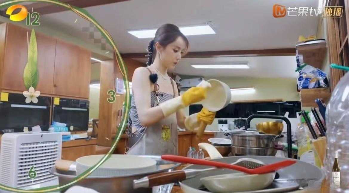 《中餐厅·南洋拾光季》最新一期又把自己送上了风口浪尖，这次是因为一个“时钟”。节目里张雅琪、王俊凯和