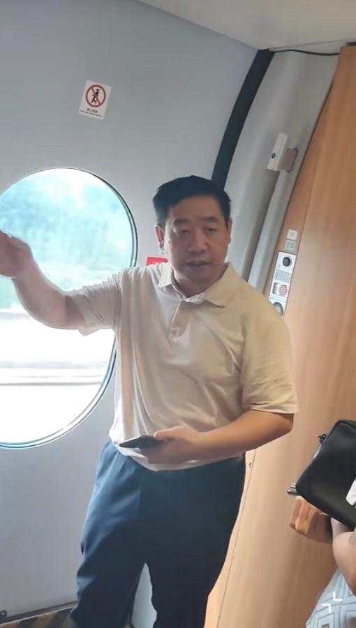 坐错火车不认错，拒查票还反手录像“维权”，这波操作真的让人看不懂。。一名中年男子