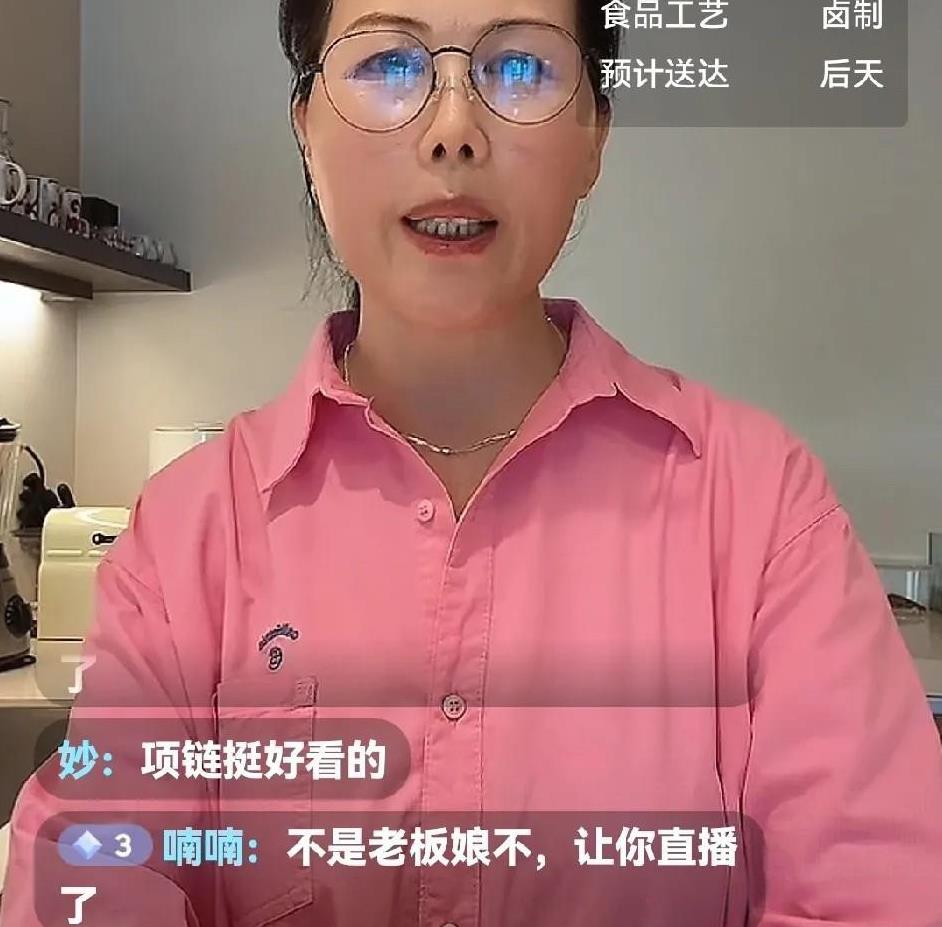 竟然还有网友在小杨阿姨直播间里问知道s妈又继续告汪小菲张兰了吗？！给小杨阿姨吓