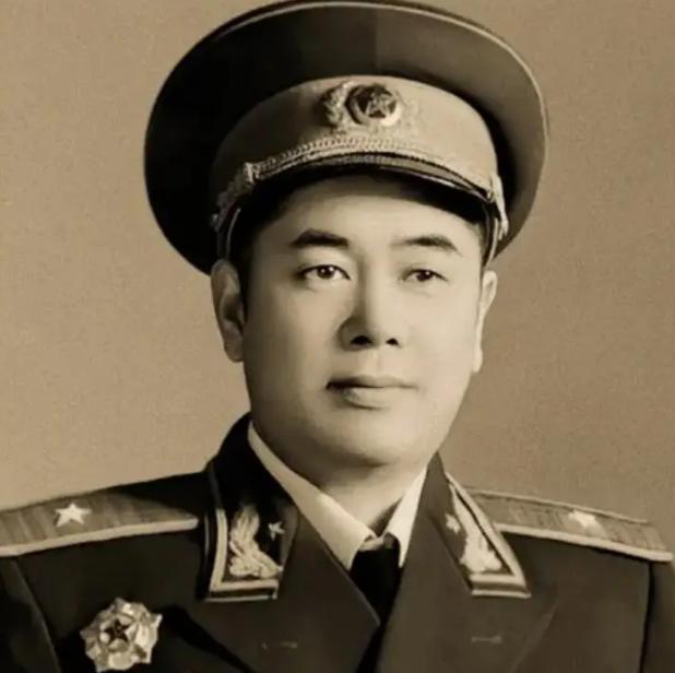 1985年，福州军区被撤，司令员江拥辉远赴北京开会，却发现自己并无新任命。回到福