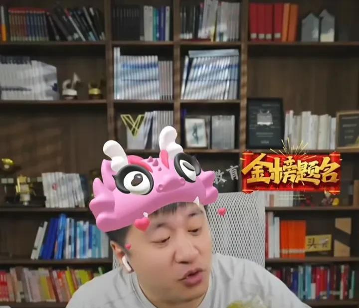张雪峰在苏州生活，有时候会直播带货，有网友建议他带货阳澄湖大闸蟹，但张雪峰二话不