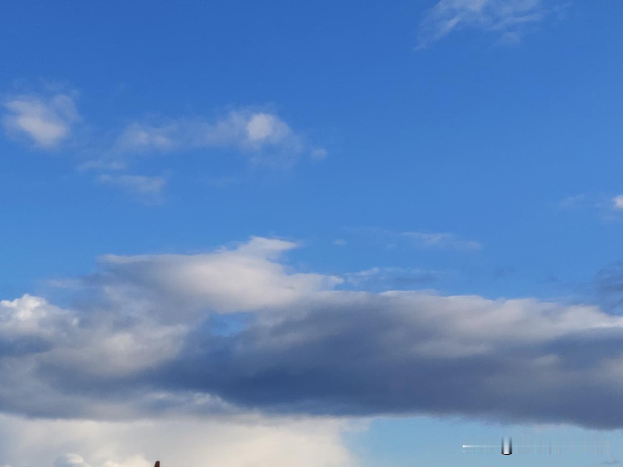 真心话茶局五一小长假很多人出去旅游，我经济实力不允许出去，还有就是各景点人满为患