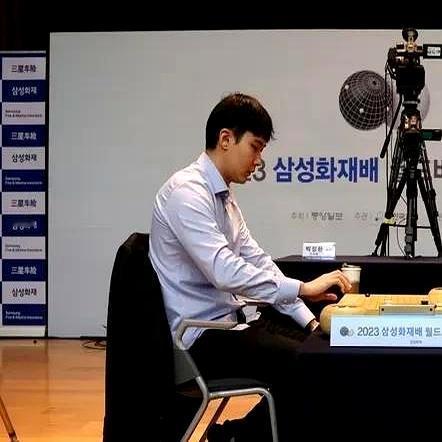 2023年三星杯八强战结果一出，棋迷圈直接炸锅！杨鼎新明明优势在手，却突然“脑抽